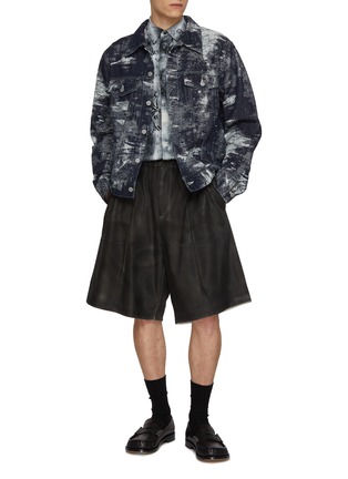 模特儿示范图 - 点击放大 - TAAKK - Pleated Track Shorts