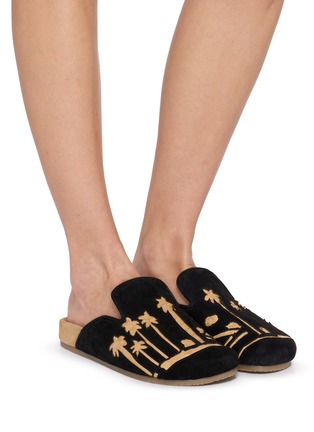 模特儿示范图 - 点击放大 - BAZISZT - Flat Embroidered Palm Motif Suede Clogs