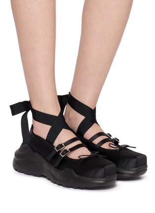 模特儿示范图 - 点击放大 - AKIKOAOKI - GISELLE 厚底绑带运动鞋