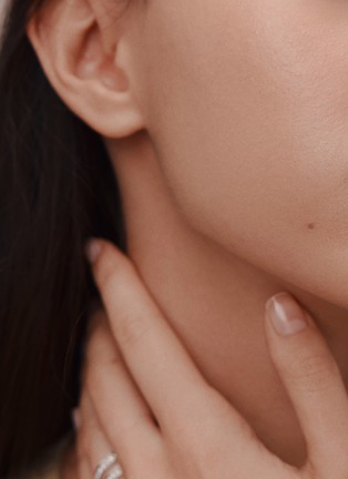 Detail View - 点击放大 - HERMÈS - Plein Air Luminous Matte Skincare Foundation — Épicéa