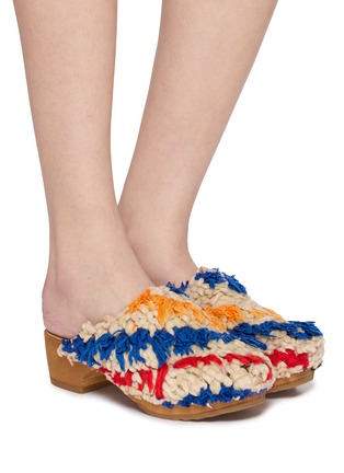 模特儿示范图 - 点击放大 - CALLA - Calla 50 Rugs Clogs