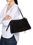 模特儿示范图 - 点击放大 - ALAÏA - Le Click Pocket 35 Suede Hobo Bag
