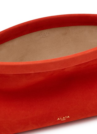 细节 - 点击放大 - ALAÏA - Medium Le Click East West Suede Hobo Bag