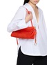 模特儿示范图 - 点击放大 - ALAÏA - Medium Le Click East West Suede Hobo Bag