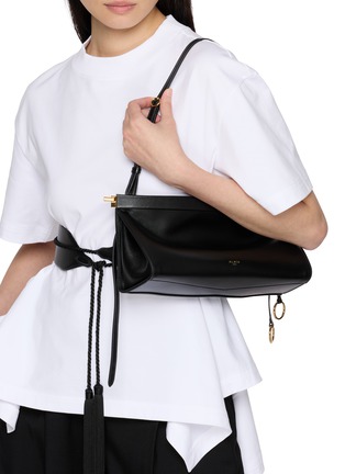 模特儿示范图 - 点击放大 - ALAÏA - Medium Le Click East West Leather Hobo Bag