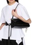 模特儿示范图 - 点击放大 - ALAÏA - Medium Le Click East West Leather Hobo Bag