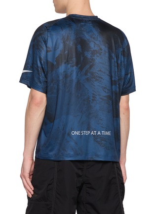 背面 - 点击放大 - AND WANDER - X Altra Abstract Graphic Stretch Jersey T-Shirt