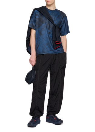 模特儿示范图 - 点击放大 - AND WANDER - X Altra Abstract Graphic Stretch Jersey T-Shirt