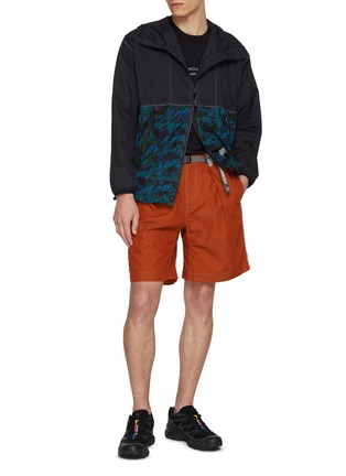 模特儿示范图 - 点击放大 - AND WANDER - Gramicci Climbing Cotton Blend Shorts