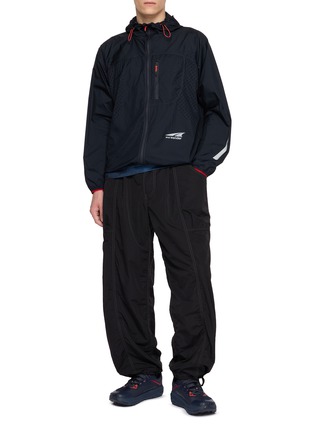 模特儿示范图 - 点击放大 - AND WANDER - X Altra Ventilation Hooded Nylon Wind Jacket