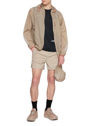 模特儿示范图 - 点击放大 - AND WANDER - X Altra Ventilation Hooded Nylon Wind Jacket