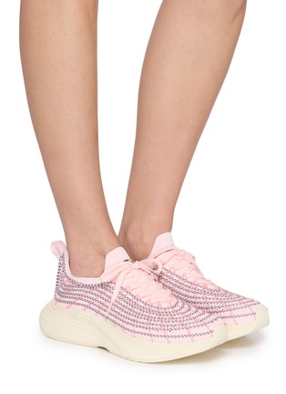模特儿示范图 - 点击放大 - ATHLETIC PROPULSION LABS - Techloom Zipline Women's Sneakers