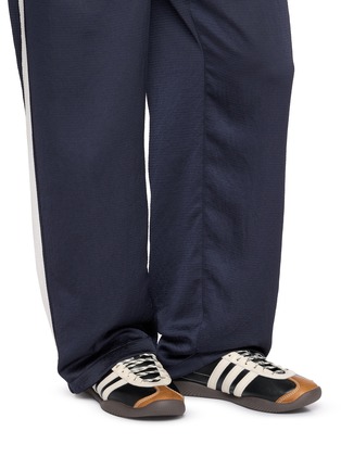 模特儿示范图 - 点击放大 - ADIDAS - X WALES BONNER 男款 KARINTHA OG 运动鞋
