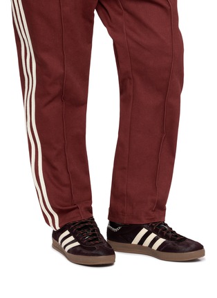 模特儿示范图 - 点击放大 - ADIDAS - X WALES BONNER 男款 GAZELLE PONY 运动鞋