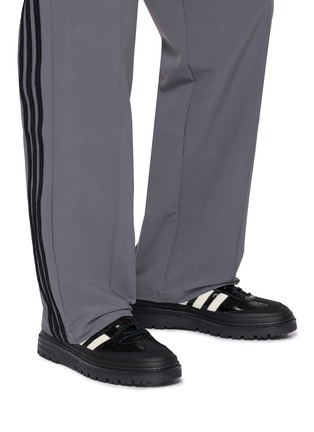 模特儿示范图 - 点击放大 - ADIDAS - X SONG FOR THE MUTE 男款 SAMBA FREIZEIT 运动鞋