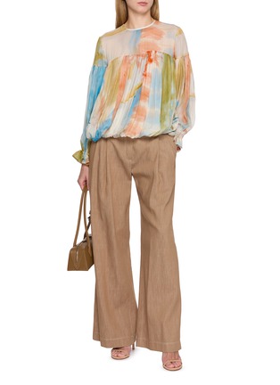 模特儿示范图 - 点击放大 - ULLA JOHNSON - Long Sleeve Pleated Silk Blouse