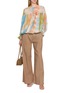 模特儿示范图 - 点击放大 - ULLA JOHNSON - Long Sleeve Pleated Silk Blouse
