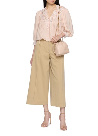 模特儿示范图 - 点击放大 - ULLA JOHNSON - Sascha Cropped Cotton Twill Pants