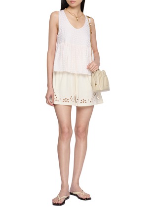 模特儿示范图 - 点击放大 - ULLA JOHNSON - Vedi Broderie Anglaise Cotton Shorts