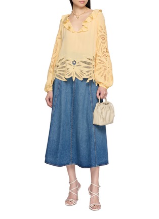 模特儿示范图 - 点击放大 - ULLA JOHNSON - Brigette Medium Wash Denim Midi Skirt