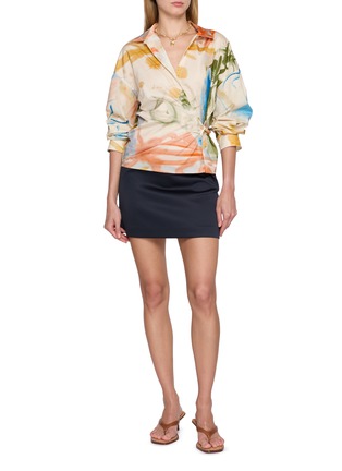 模特儿示范图 - 点击放大 - ULLA JOHNSON - Long Sleeve Abstract Print Draped Cotton Blouse