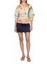 模特儿示范图 - 点击放大 - ULLA JOHNSON - Long Sleeve Abstract Print Draped Cotton Blouse