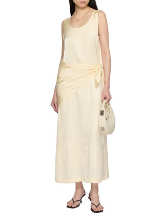 模特儿示范图 - 点击放大 - THE LAURENT - Avignon Sleeveless Draped Dress