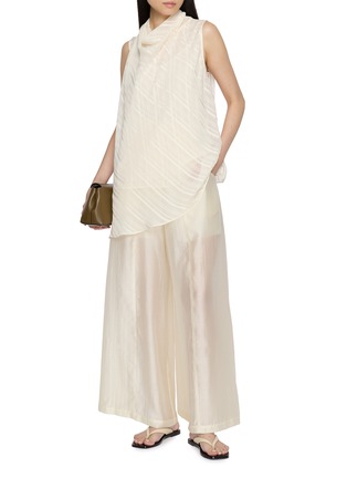 模特儿示范图 - 点击放大 - THE LAURENT - Kelly Sleeveless Draped Sheer Blouse