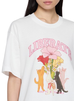  - MO&CO. - Liberate Cat Bouquet Print Cotton T-Shirt