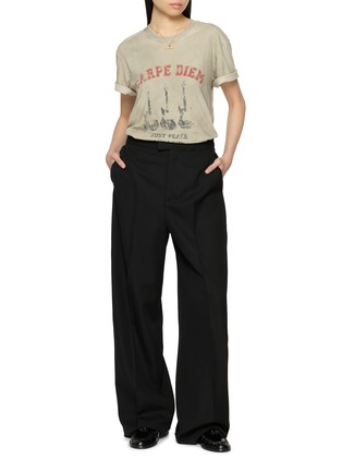模特儿示范图 - 点击放大 - NOIR - Carpe Diem Guitar Print Cotton T-Shirt