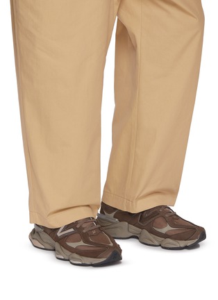 模特儿示范图 - 点击放大 - NEW BALANCE - 9060 Low Top Men's Sneakers