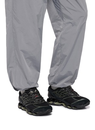 模特儿示范图 - 点击放大 - MIZUNO - X Maharishi Wave Prophecy LS Men's Sneakers