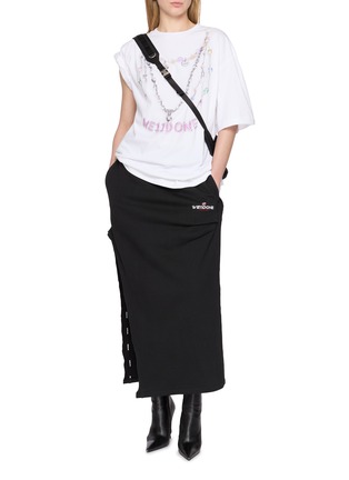 模特儿示范图 - 点击放大 - WE11DONE - Necklace Print Oversized Cotton T-Shirt