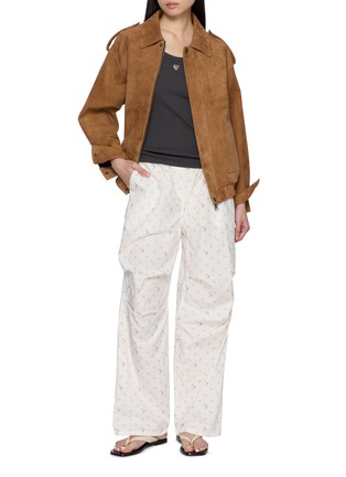 模特儿示范图 - 点击放大 - MARGESHERWOOD - X Peanuts Woodstock Roll Up Cotton Pants