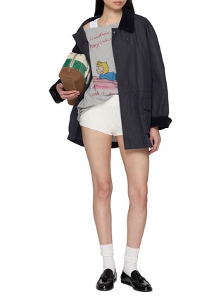 模特儿示范图 - 点击放大 - MARGESHERWOOD - X Peanuts Single Girls Club Off-Shoulder T-Shirt