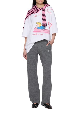 模特儿示范图 - 点击放大 - MARGESHERWOOD - X Peanuts Single Girls Club Off-Shoulder T-Shirt