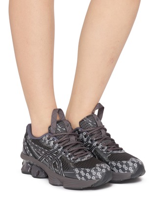 模特儿示范图 - 点击放大 - ASICS - x Kiko Kostadinov Studio US7-S GEL-KINETIC FLUENT Unisex Sneakers