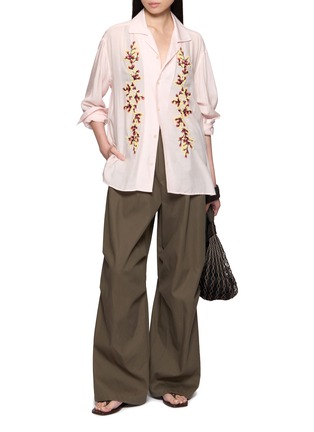 模特儿示范图 - 点击放大 - BAZISZT - Tinees Floral Beaded Appliqué Embroidered Cotton Shirt