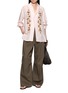 模特儿示范图 - 点击放大 - BAZISZT - Tinees Floral Beaded Appliqué Embroidered Cotton Shirt