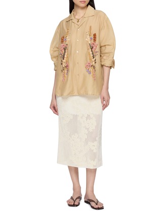 模特儿示范图 - 点击放大 - BAZISZT - Beauly Floral Appliqué Cotton Silk Shirt
