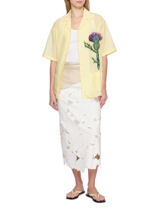 模特儿示范图 - 点击放大 - BAZISZT - Sparrow Floral Feather Appliqué Shirt