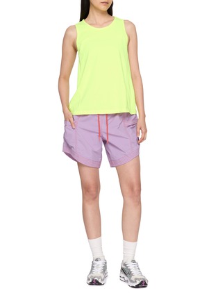 模特儿示范图 - 点击放大 - FP MOVEMENT - In The Wild Contrast Stitch Shorts