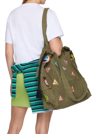 模特儿示范图 - 点击放大 - BAZISZT - Scout Patch Embellished Canvas Tote