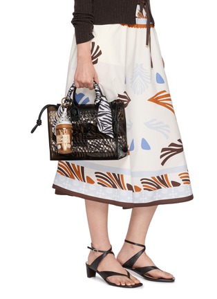 模特儿示范图 - 点击放大 - KURT GEIGER ACCESSORIES - 咖啡杯造型挂饰