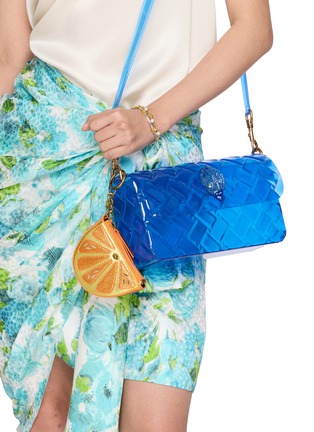 模特儿示范图 - 点击放大 - KURT GEIGER ACCESSORIES - 橙子造型挂饰