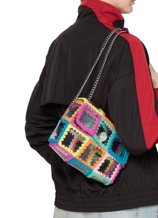 模特儿示范图 - 点击放大 - KURT GEIGER - 中号 KENSINGTON 单肩包