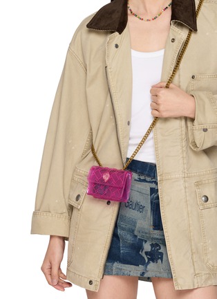 模特儿示范图 - 点击放大 - KURT GEIGER - 超迷你 KENSINGTON 单肩包