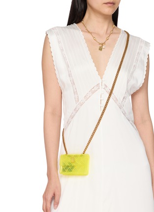 模特儿示范图 - 点击放大 - KURT GEIGER - 超迷你 KENSINGTON 单肩包