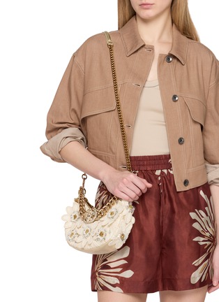 模特儿示范图 - 点击放大 - KURT GEIGER - 小号 CHELSEA 编织手提包