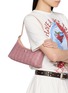模特儿示范图 - 点击放大 - KURT GEIGER - 迷你 KURT 水钻饰单肩包